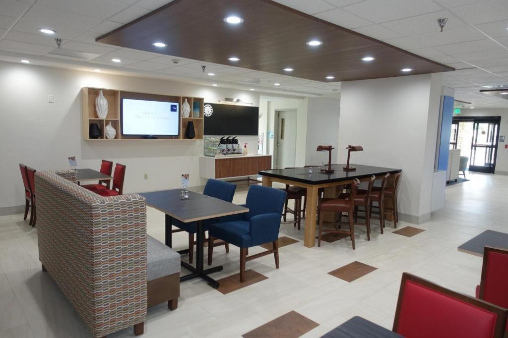 Holiday Inn Express & Suites Брентвуд Экстерьер фото
